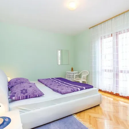 Four Bedroom Holiday In ノヴィ・ヴィノドロスキー
