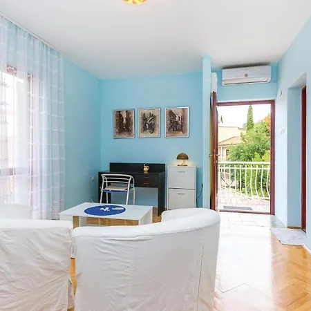 Four Bedroom Holiday In * ノヴィ・ヴィノドロスキー