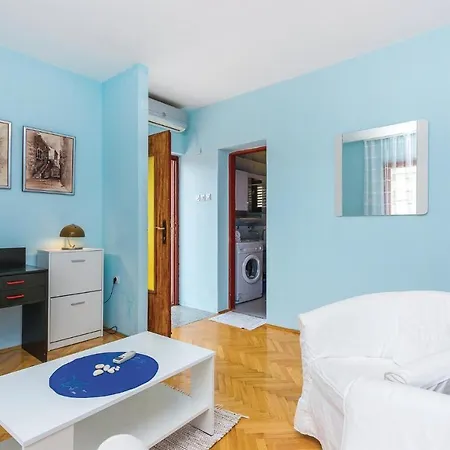 Four Bedroom Holiday In 別荘 ノヴィ・ヴィノドロスキー