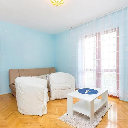 Four Bedroom Holiday In Novi Vinodolski